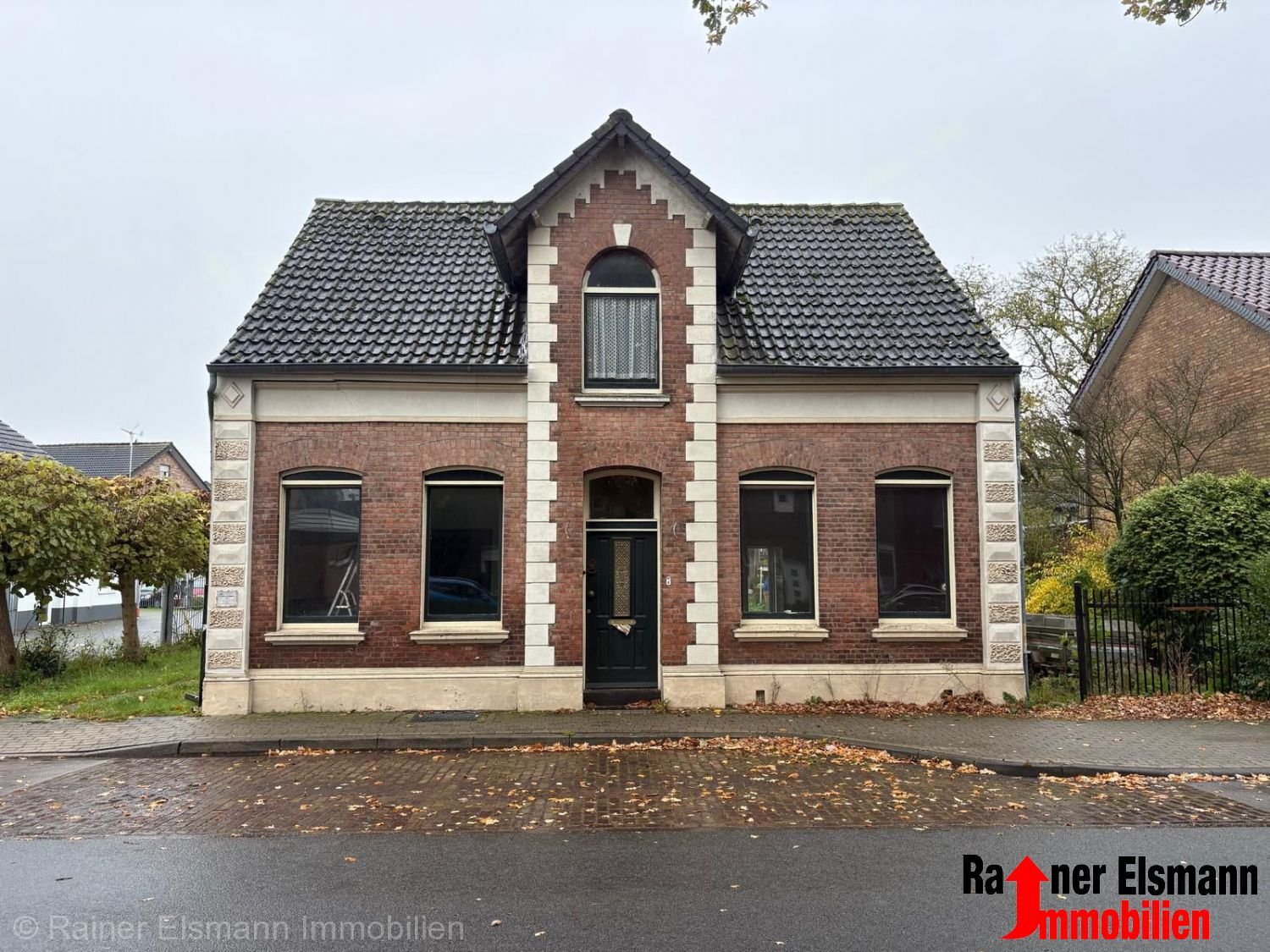 Emmerich am Rhein: Elten: Freistehendes Sanierungsobjekt in Elten 