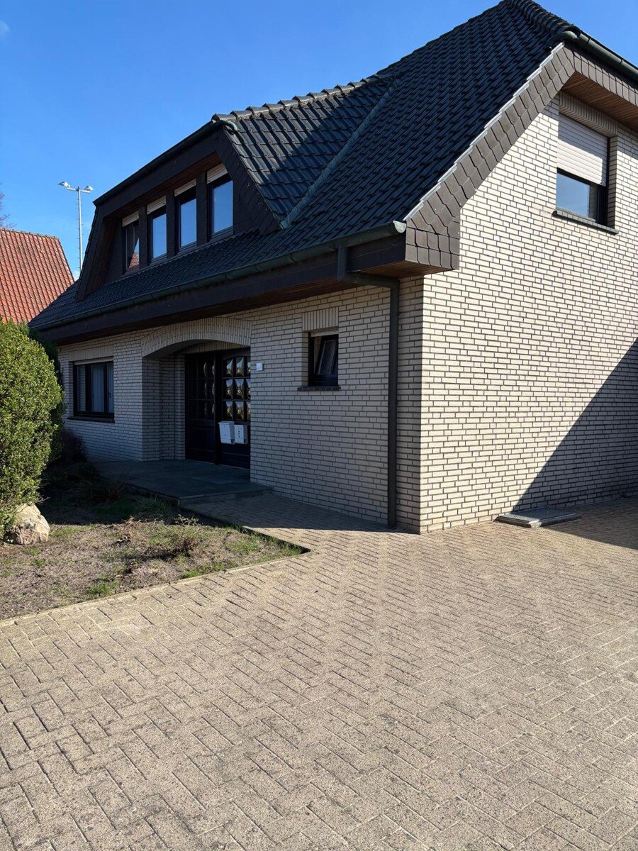 Andervenne: Einfamilienhaus mit 2 Wohnungen in Andervenne zu verkaufen 