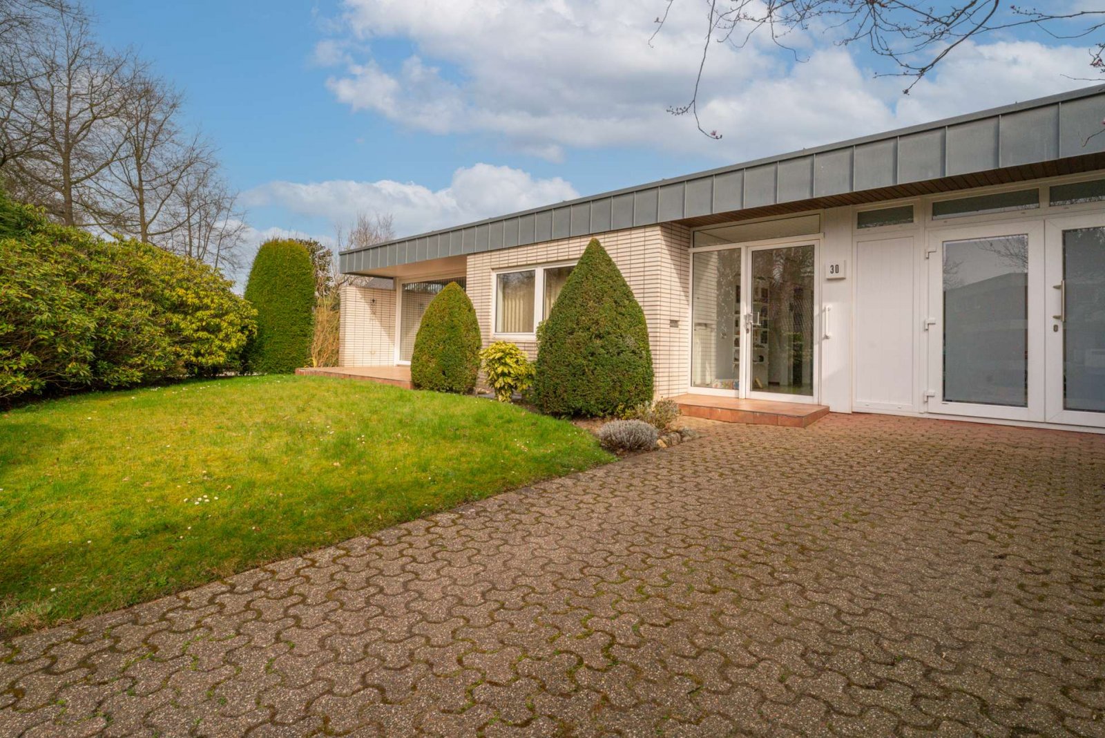 Emmerich am Rhein: Emmerich: Freistehender Bungalow mit großem Garten und möglicher zusätzlicher Bebauung 