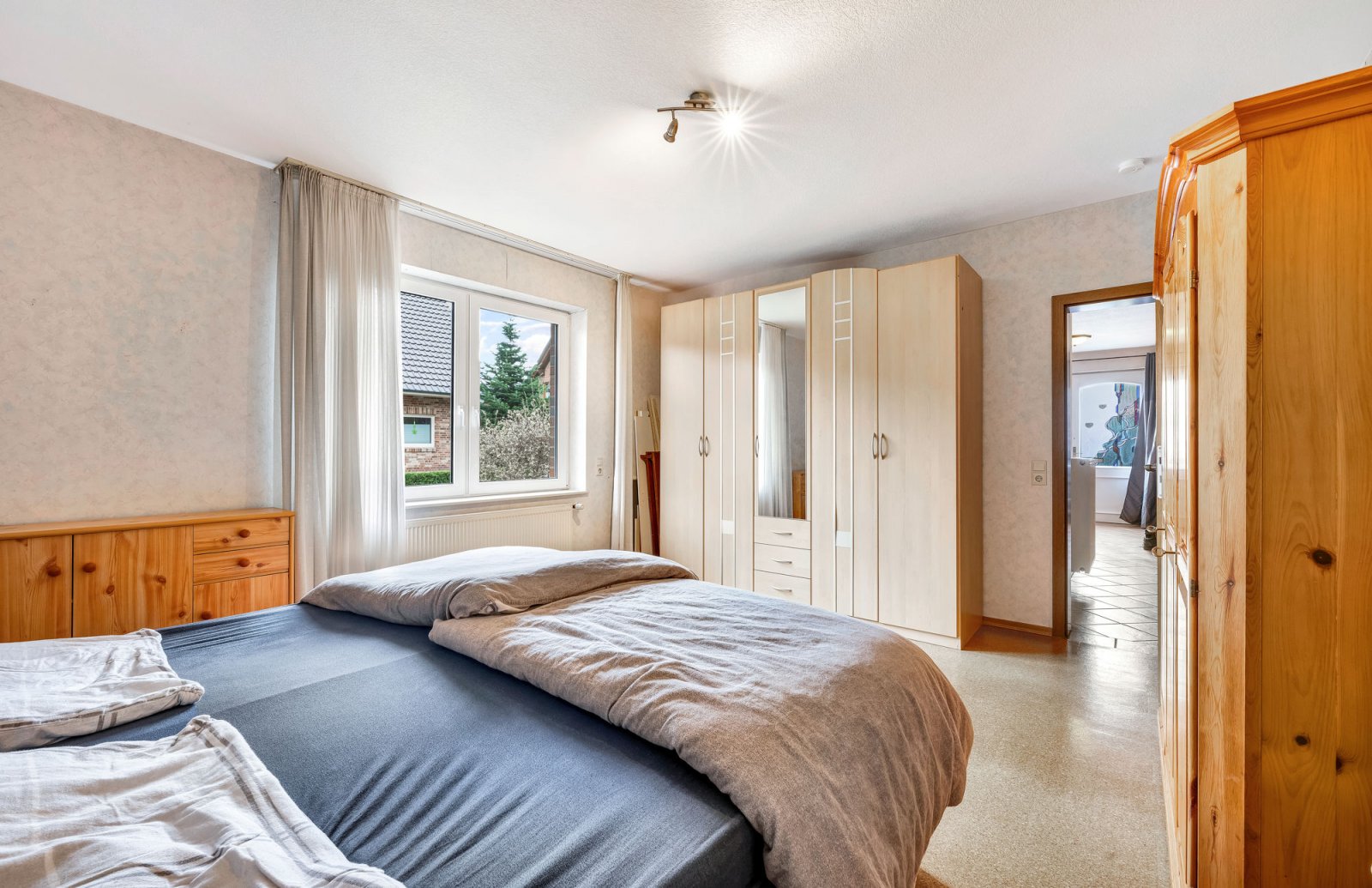 Schlafzimmer 1