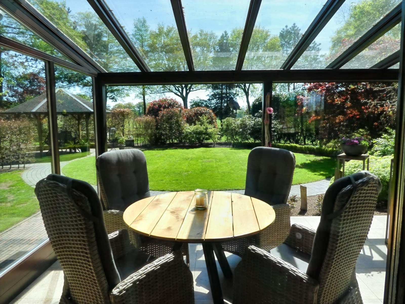 Blick von Terrasse in Garten