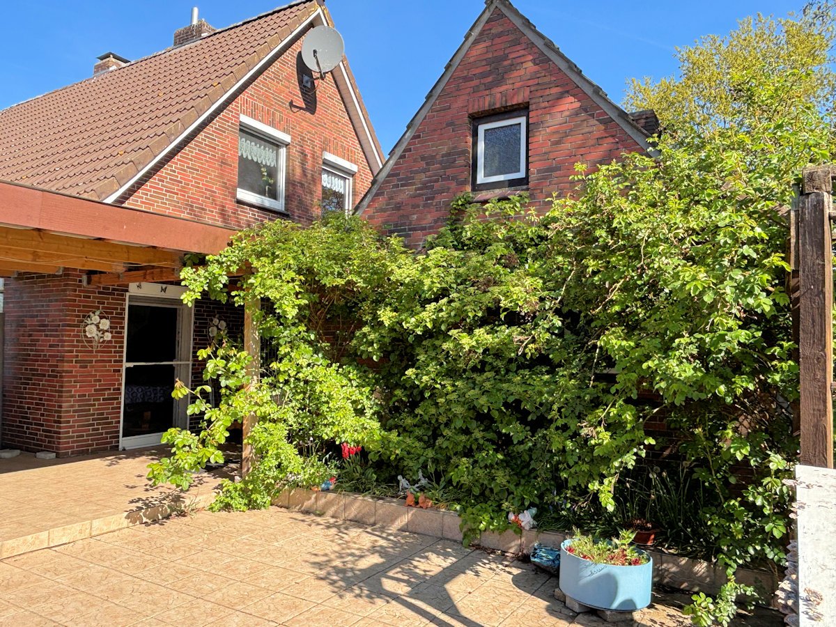 riesige teilüberdachte Terrasse