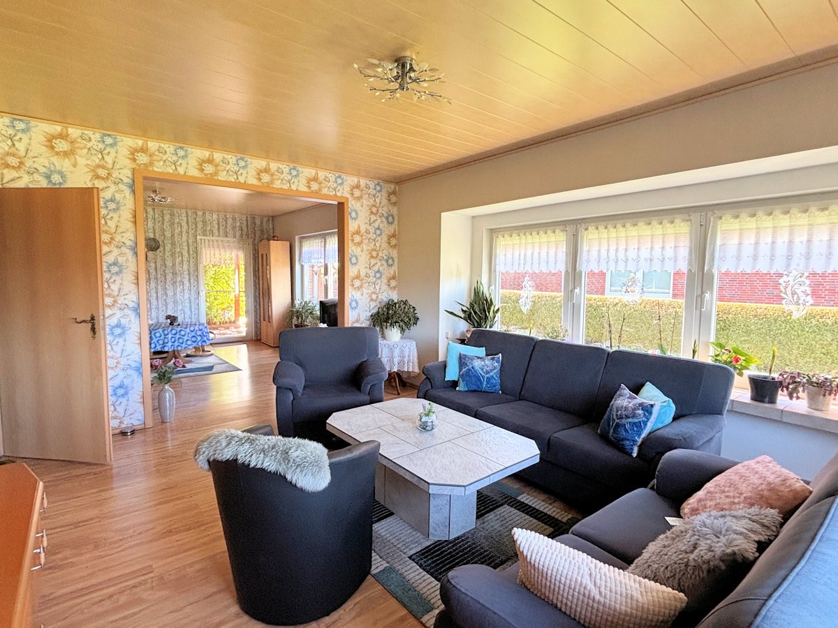 großes helles Wohnzimmer