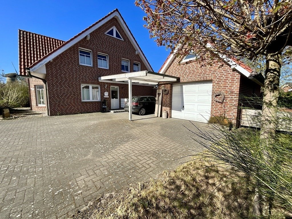 große Hofauffahrt mit Carport sowie Garage mit Geräteraum
