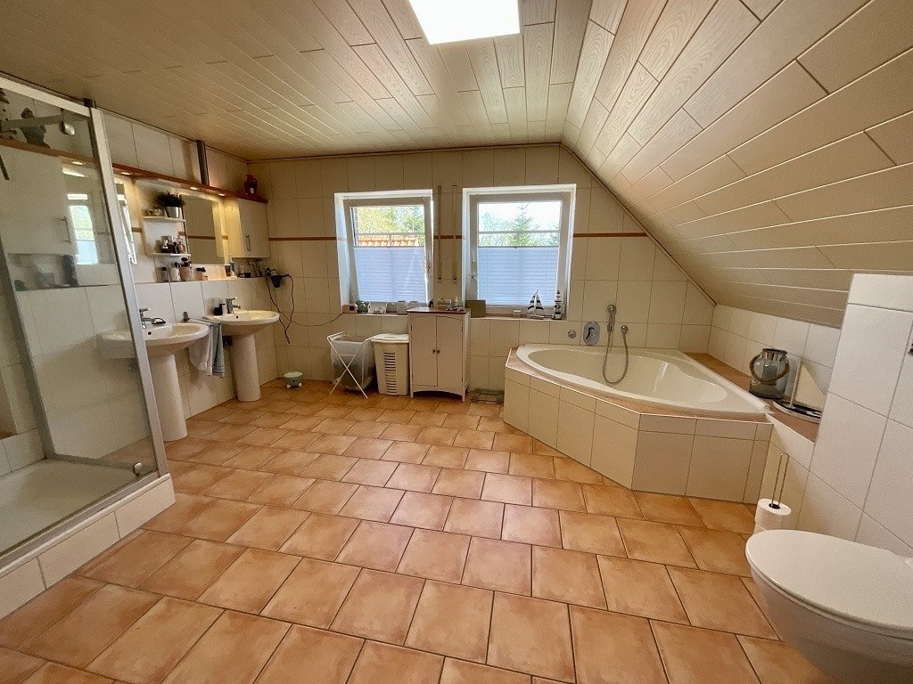 großzügiges Badezimmer