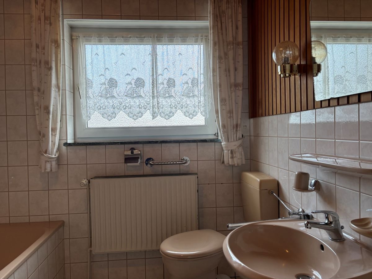 Bad mit Wanne und Dusche