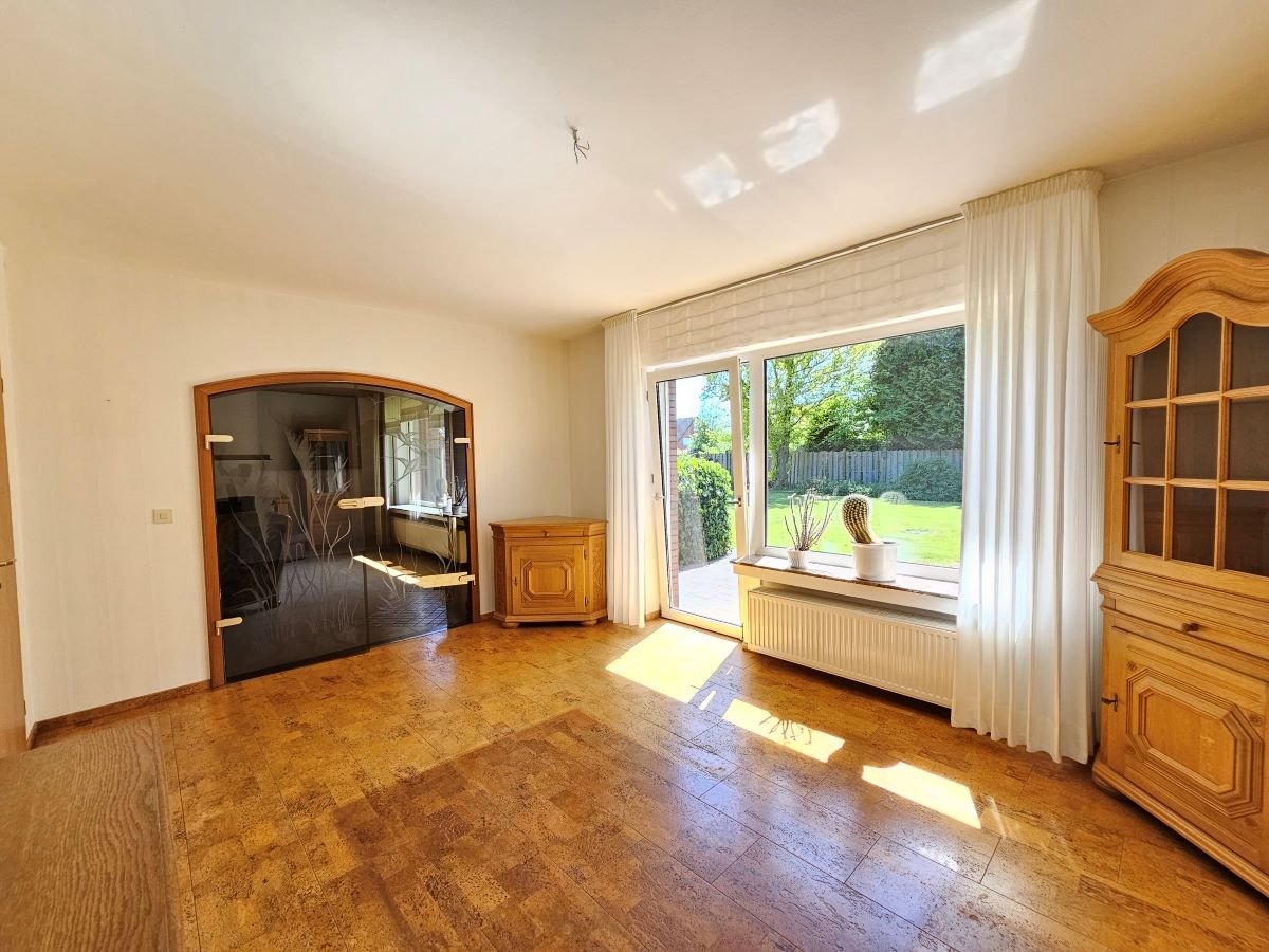 Esszimmer mit Durchgang zur Terrasse
