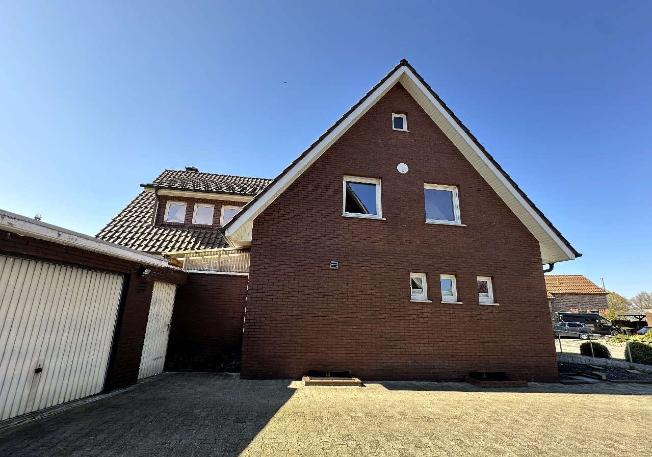 Seitenansicht mit Garage