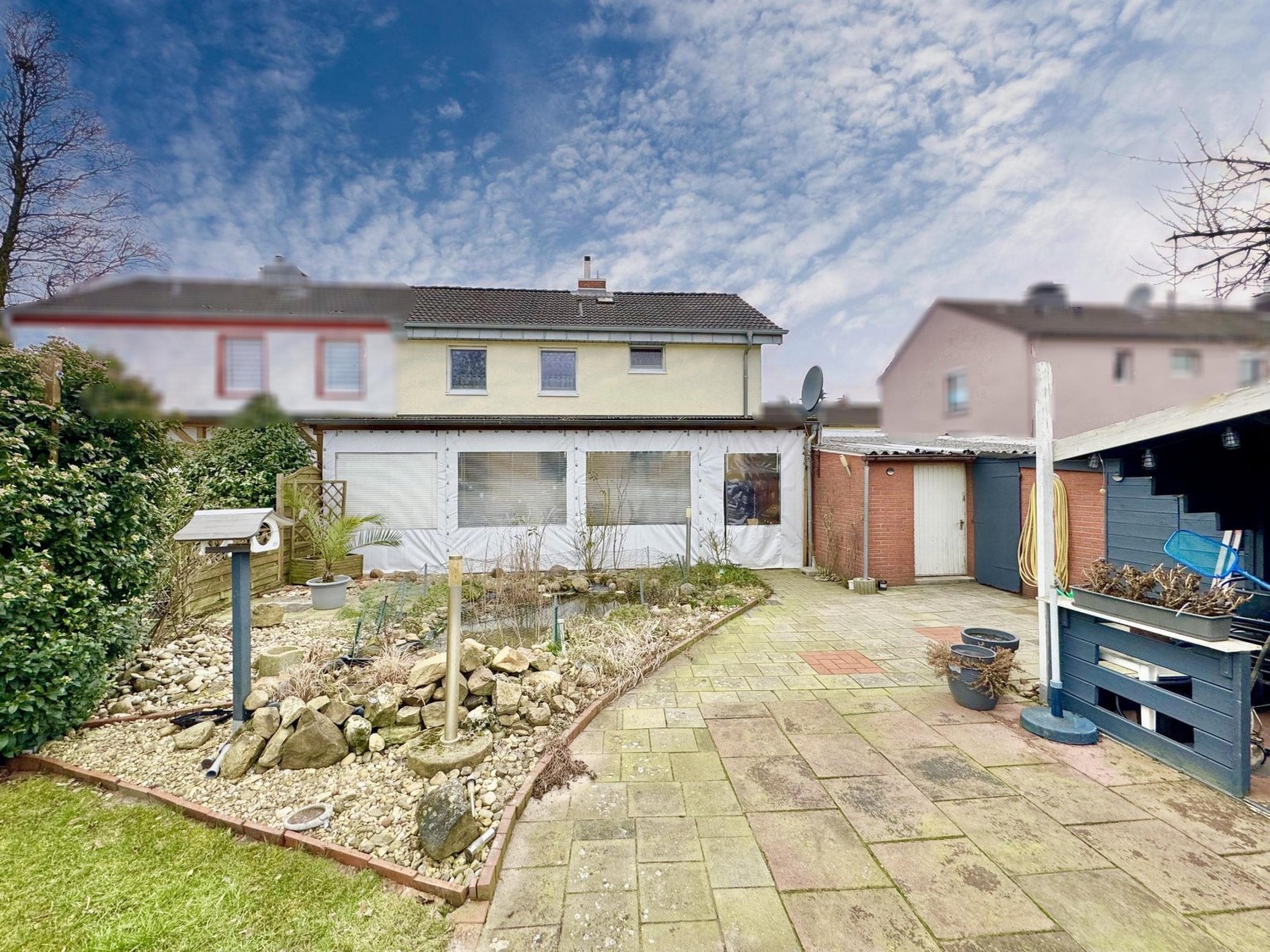 Garten mit Rückansicht Haus
