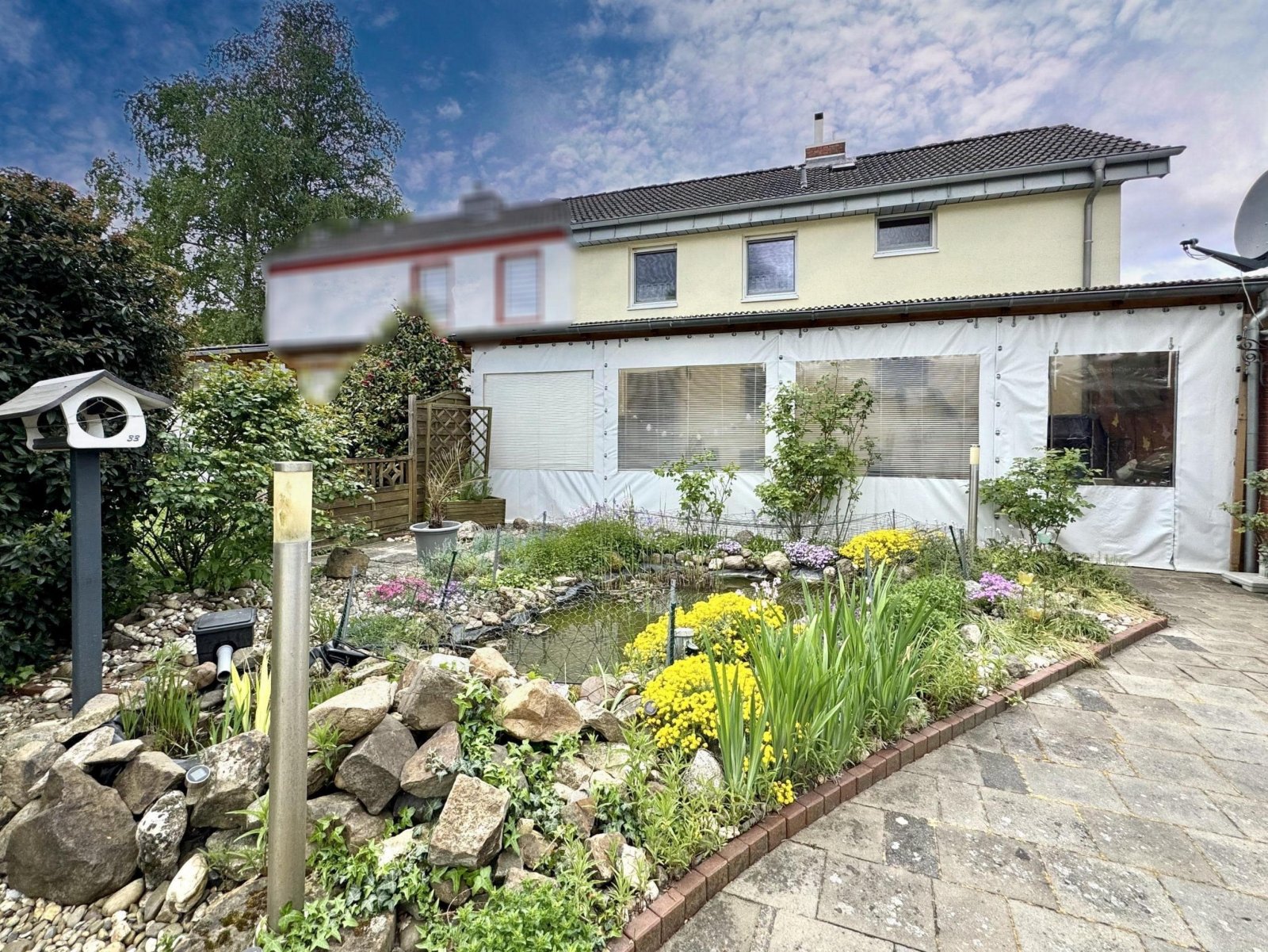 Garten mit Rückansicht Haus