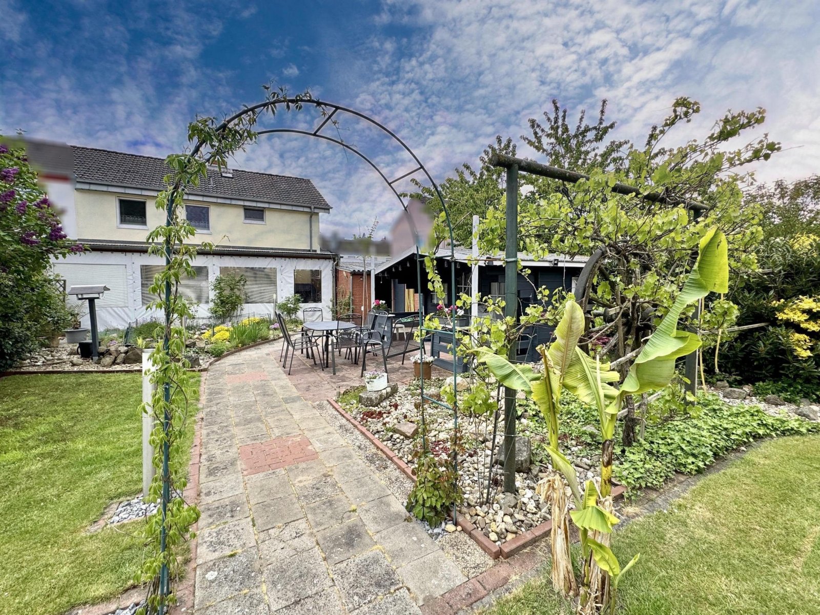 Garten mit Rückansicht Haus