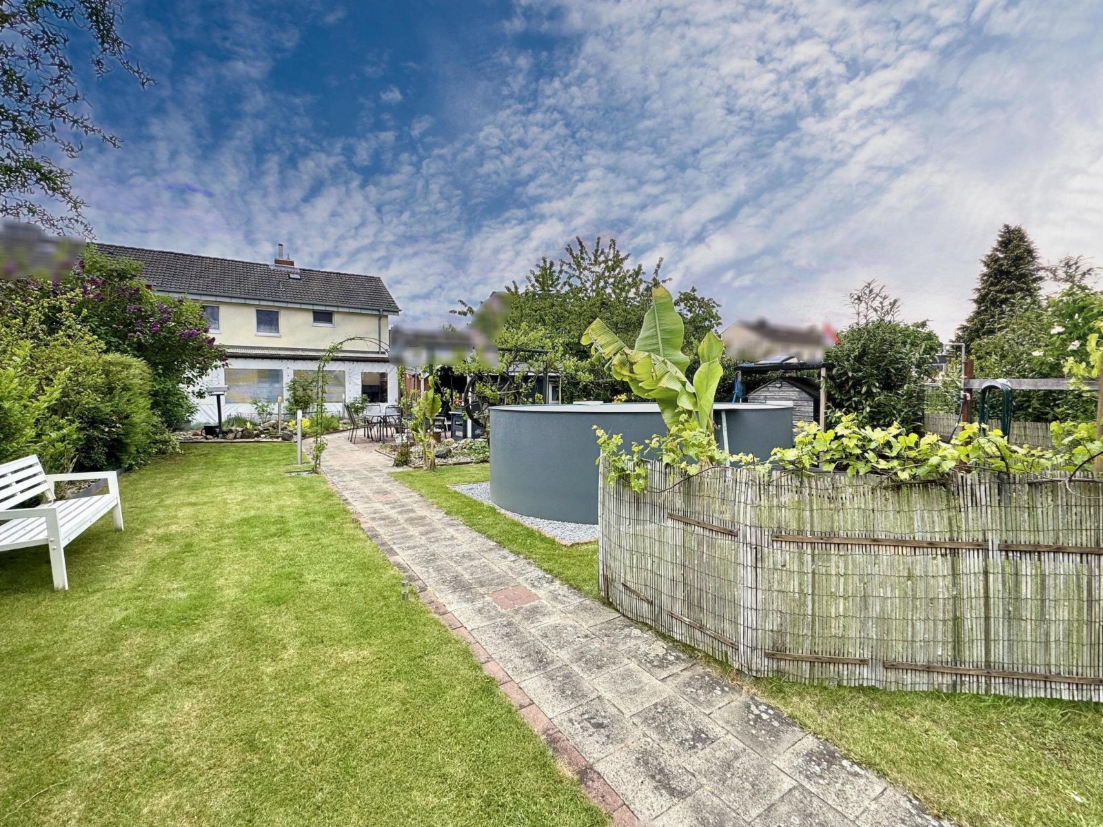Garten mit Rückansicht Haus