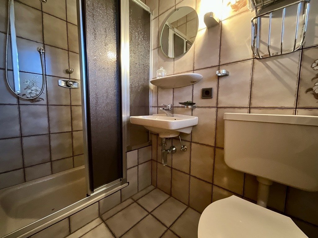 Gäste-WC mit Dusche