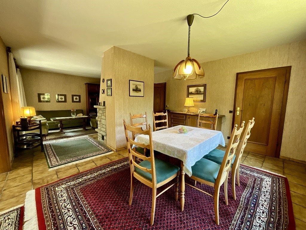 Essbereich mit Blick ins Kaminzimmer