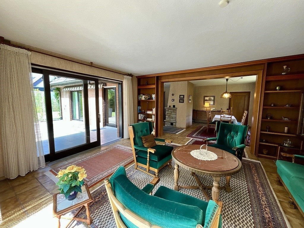 separates Wohnzimmer mit Zugang zum Garten