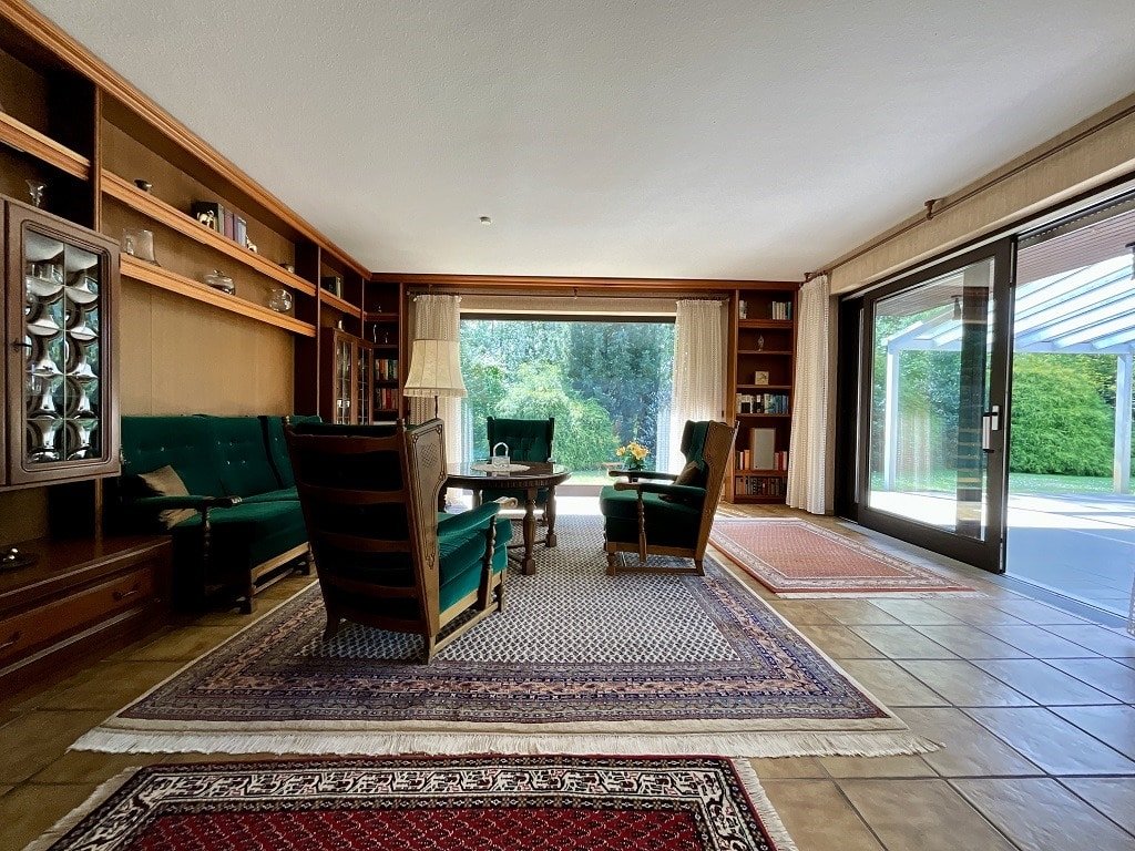 separates Wohnzimmer mit Zugang zum Garten