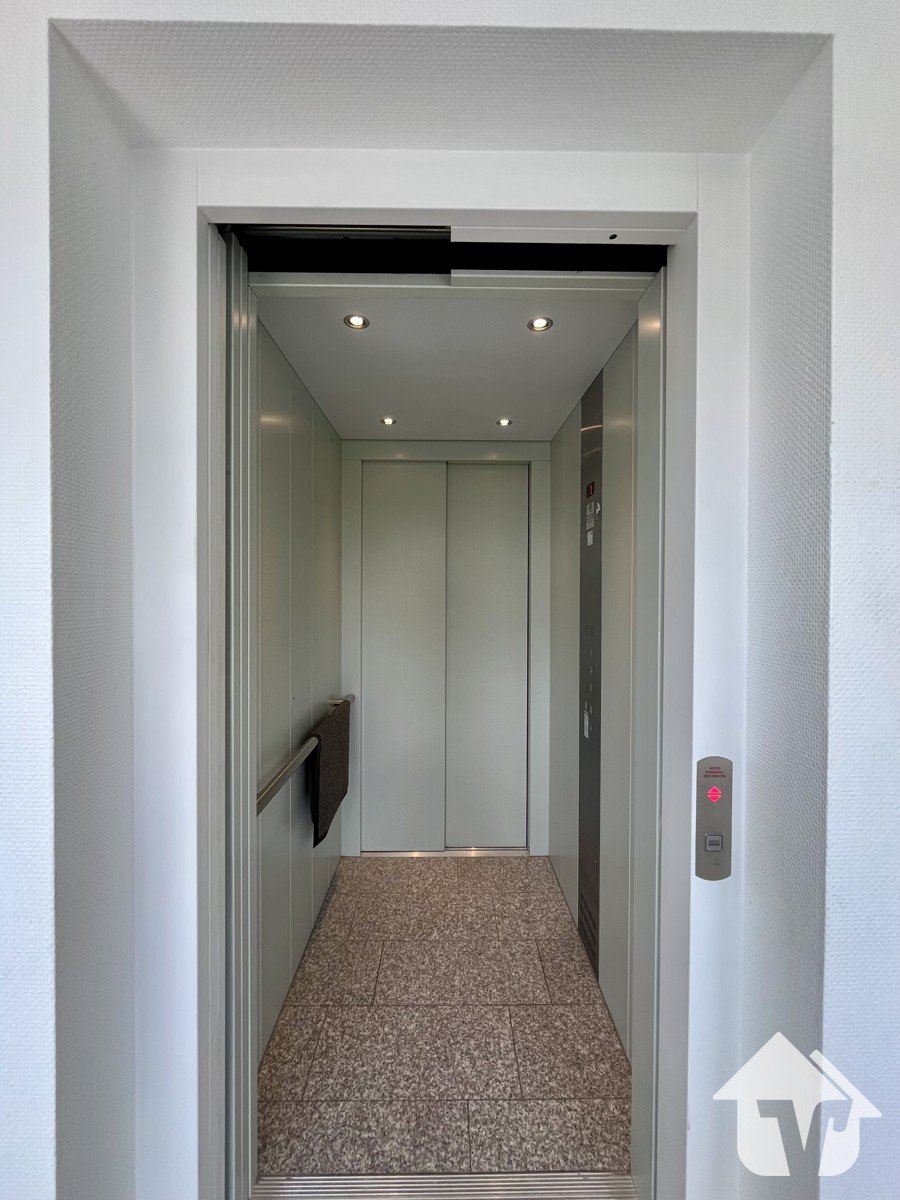 Treppenhaus mit Aufzug 
