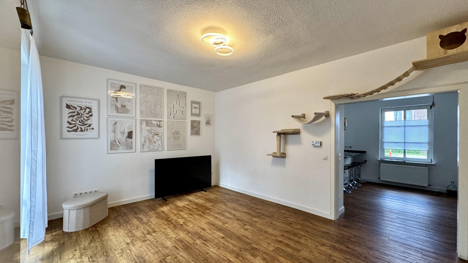 Wohnzimmer mit Blick in Küche