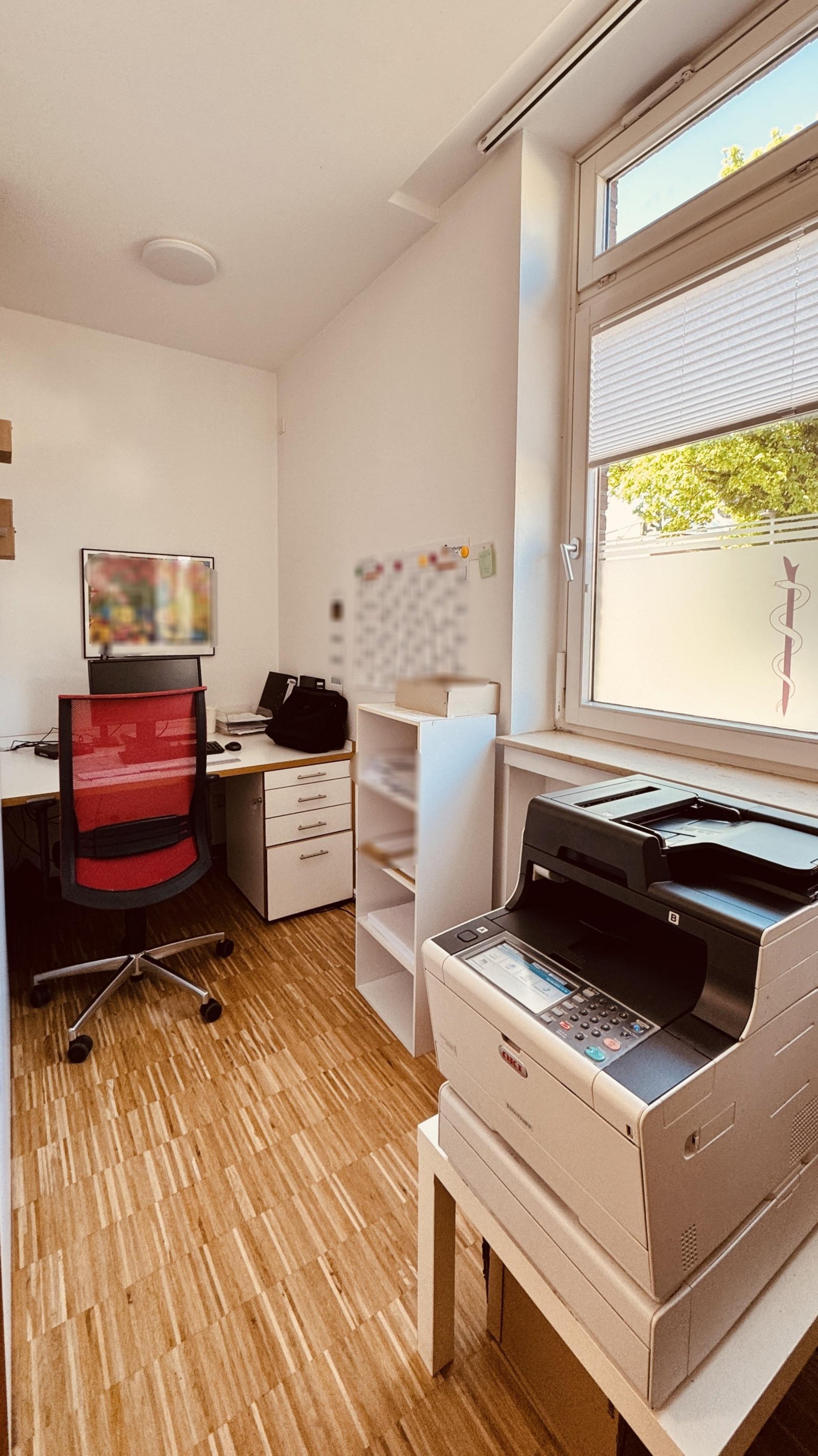 Büro hinter Empfang
