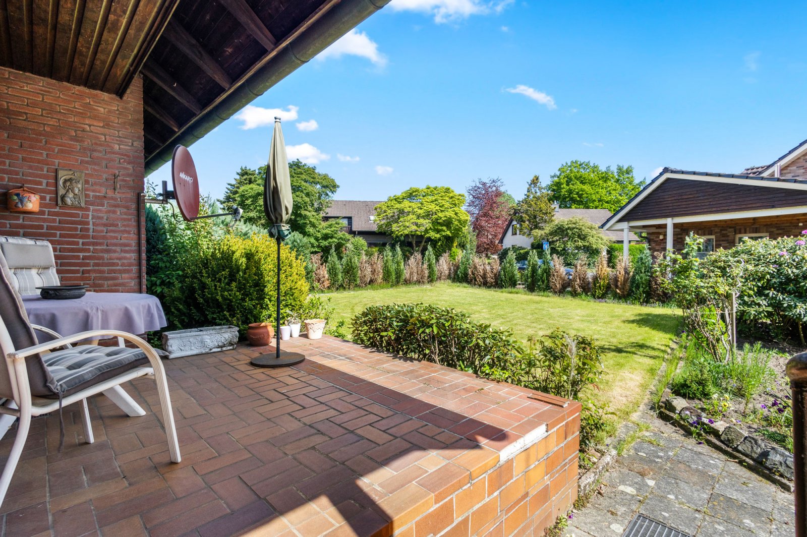 teilüberdachte Terrasse