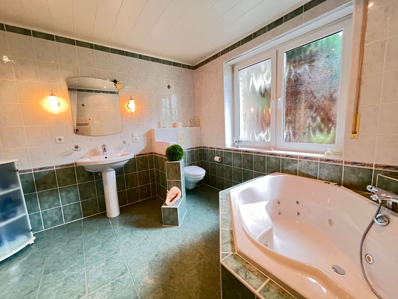 Bad mit Whirlpoolwanne