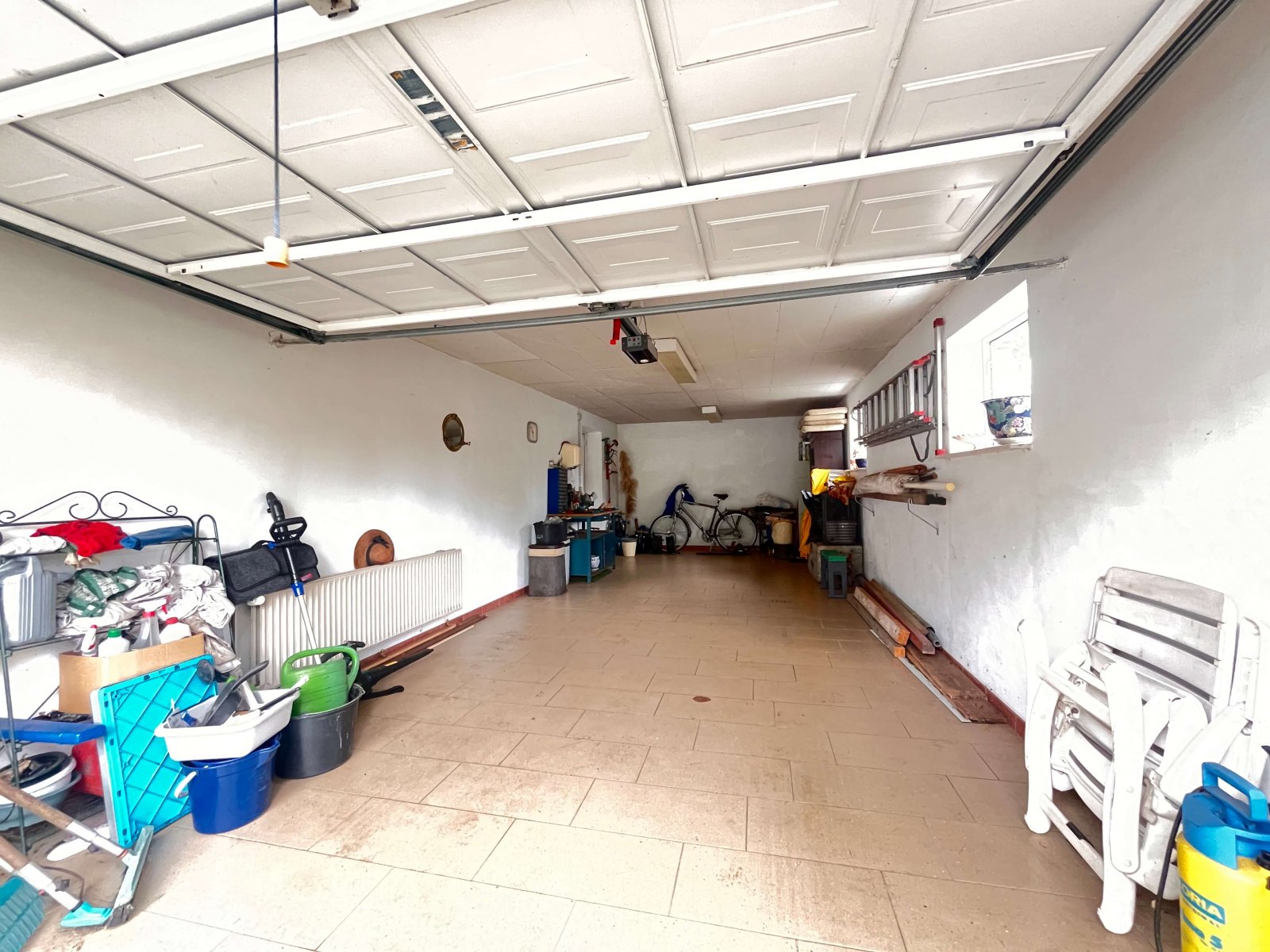 Garage mit elektrischen Tor
