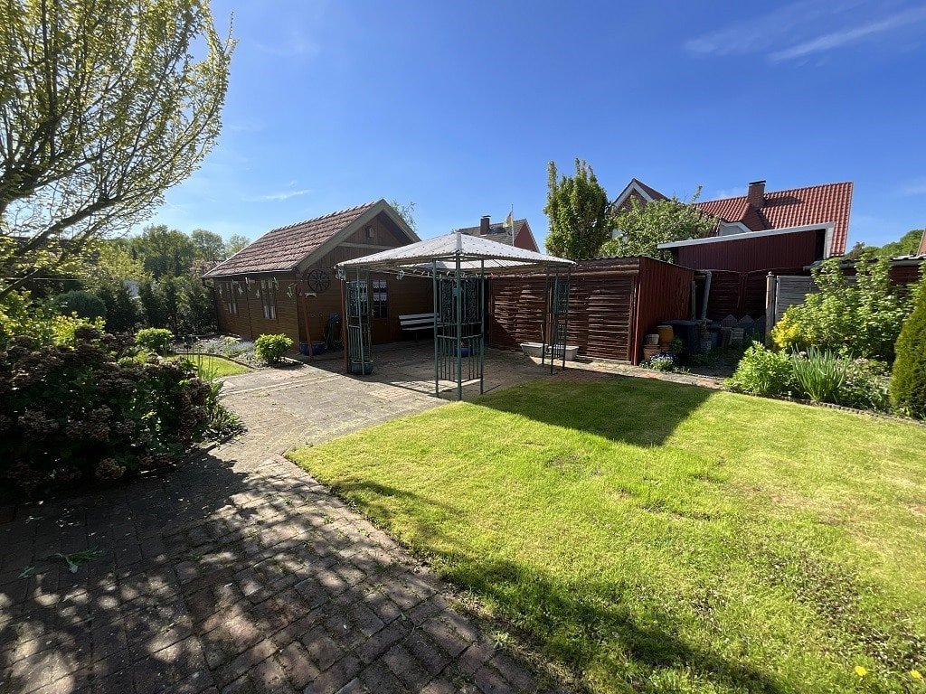 Garten mit Holzhütte