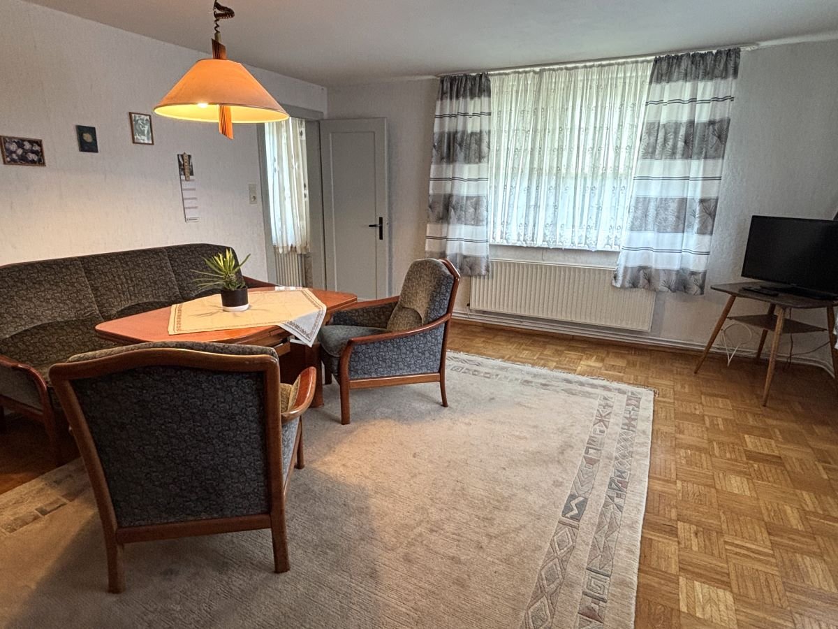 geräumiges Wohnzimmer