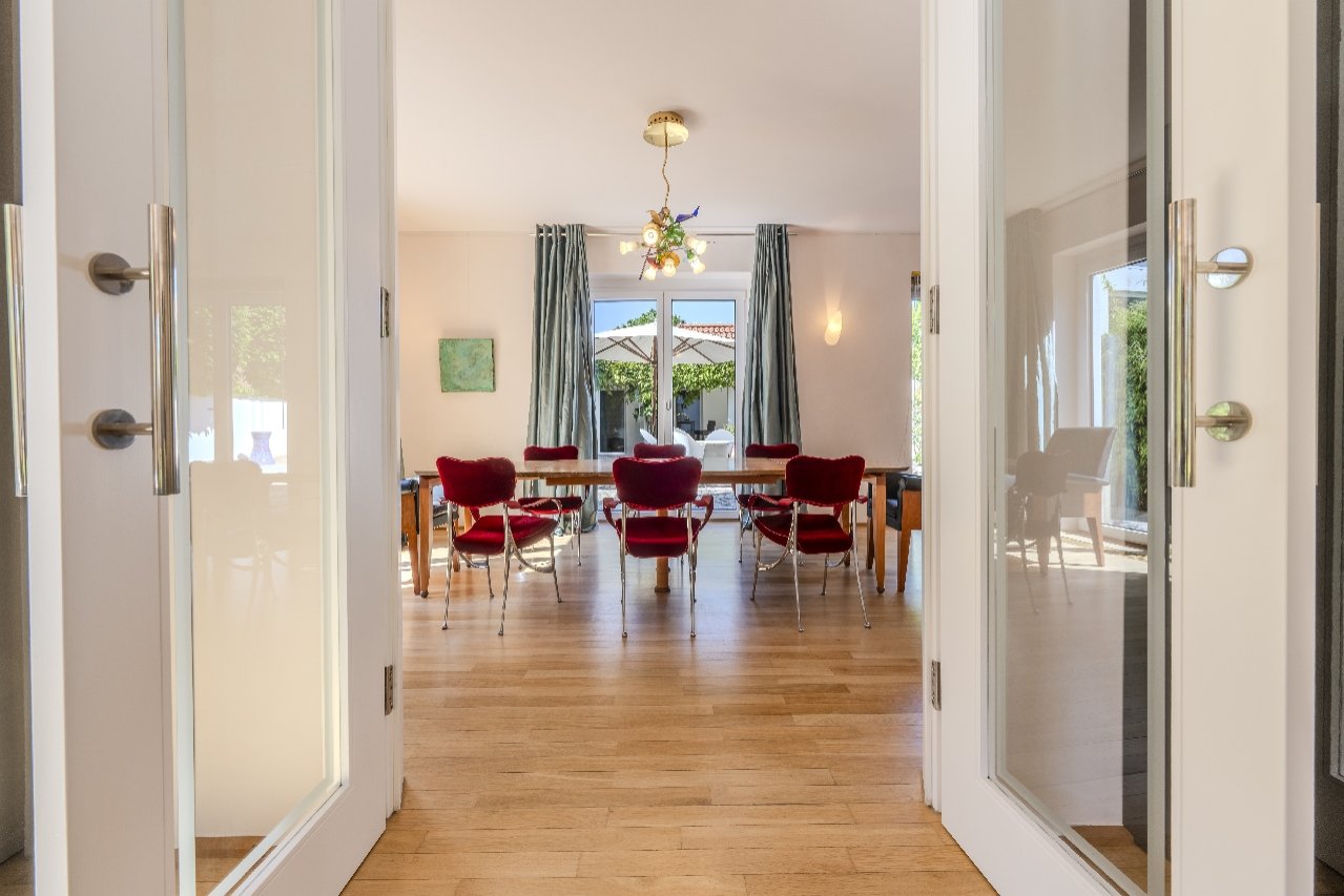 Blick vom Wohnzimmer ins Esszimmer