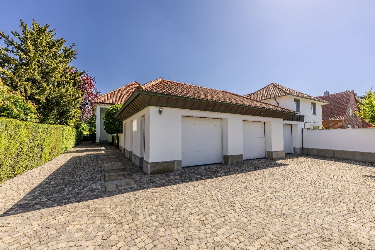 vorderes Garagengebäude
