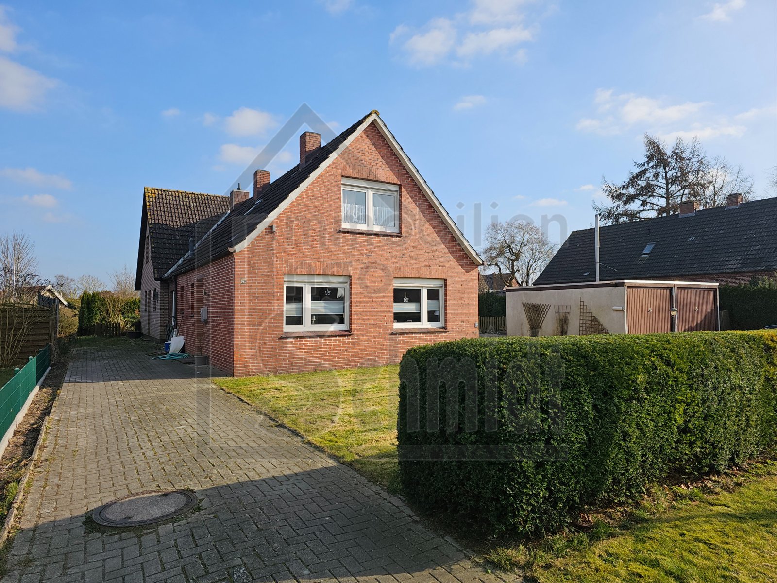Straßenansicht links