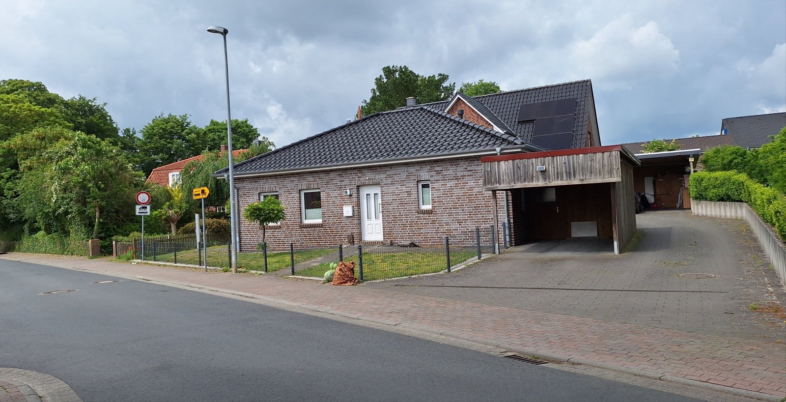 Straßenansicht mit Umgebung
