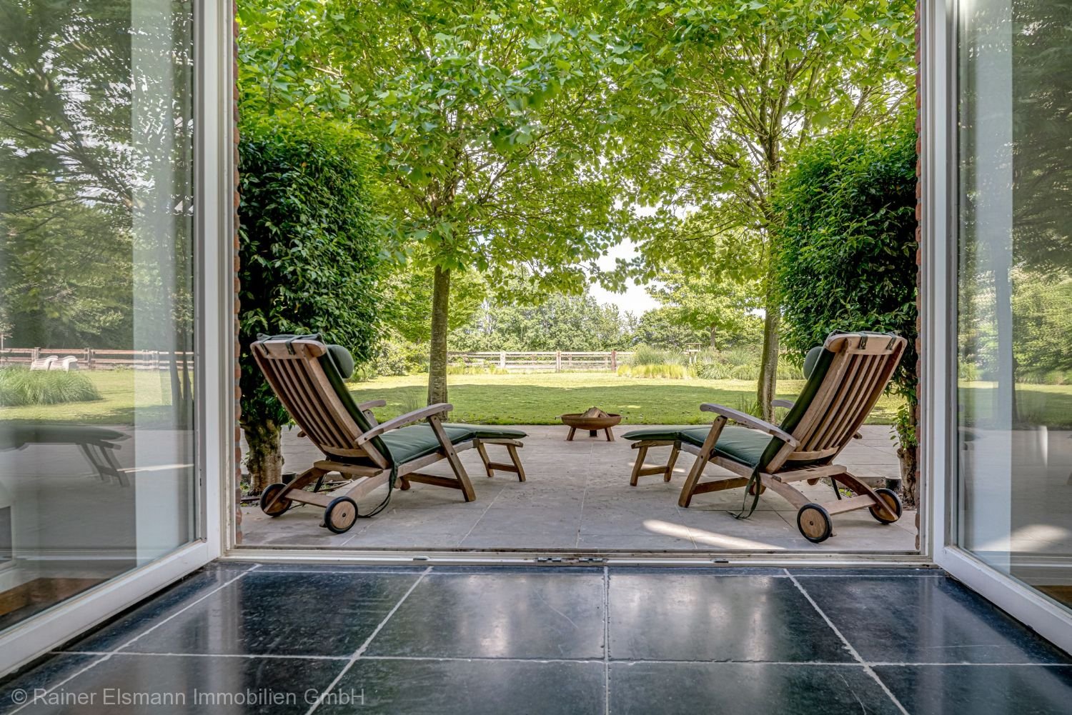 Blick in Garten von Wohn-/Essbereich
