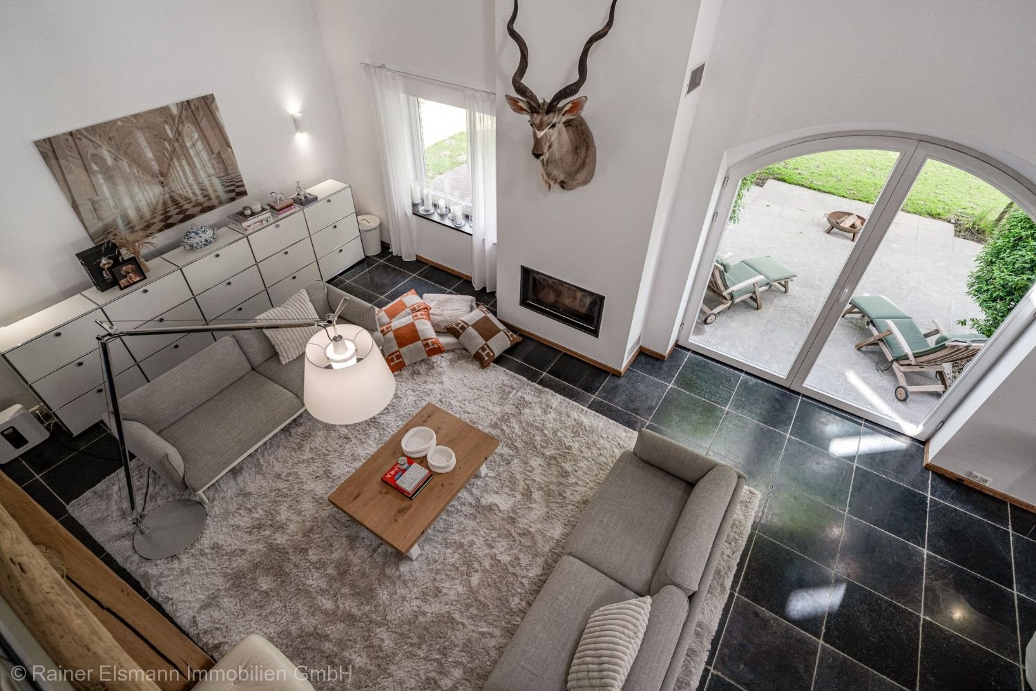 Blick von Galerie in Wohn-/Essbereich