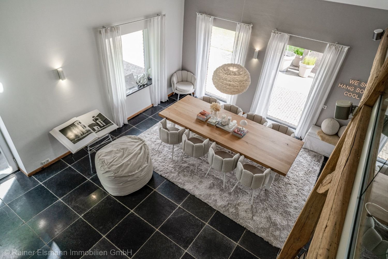 Blick in Galerie Wohn-/Essbereich