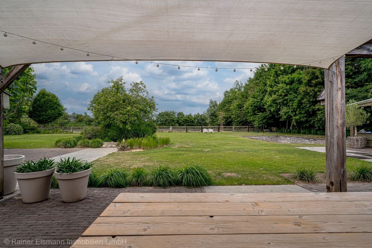 Hauptterrasse mit Blick in Garten