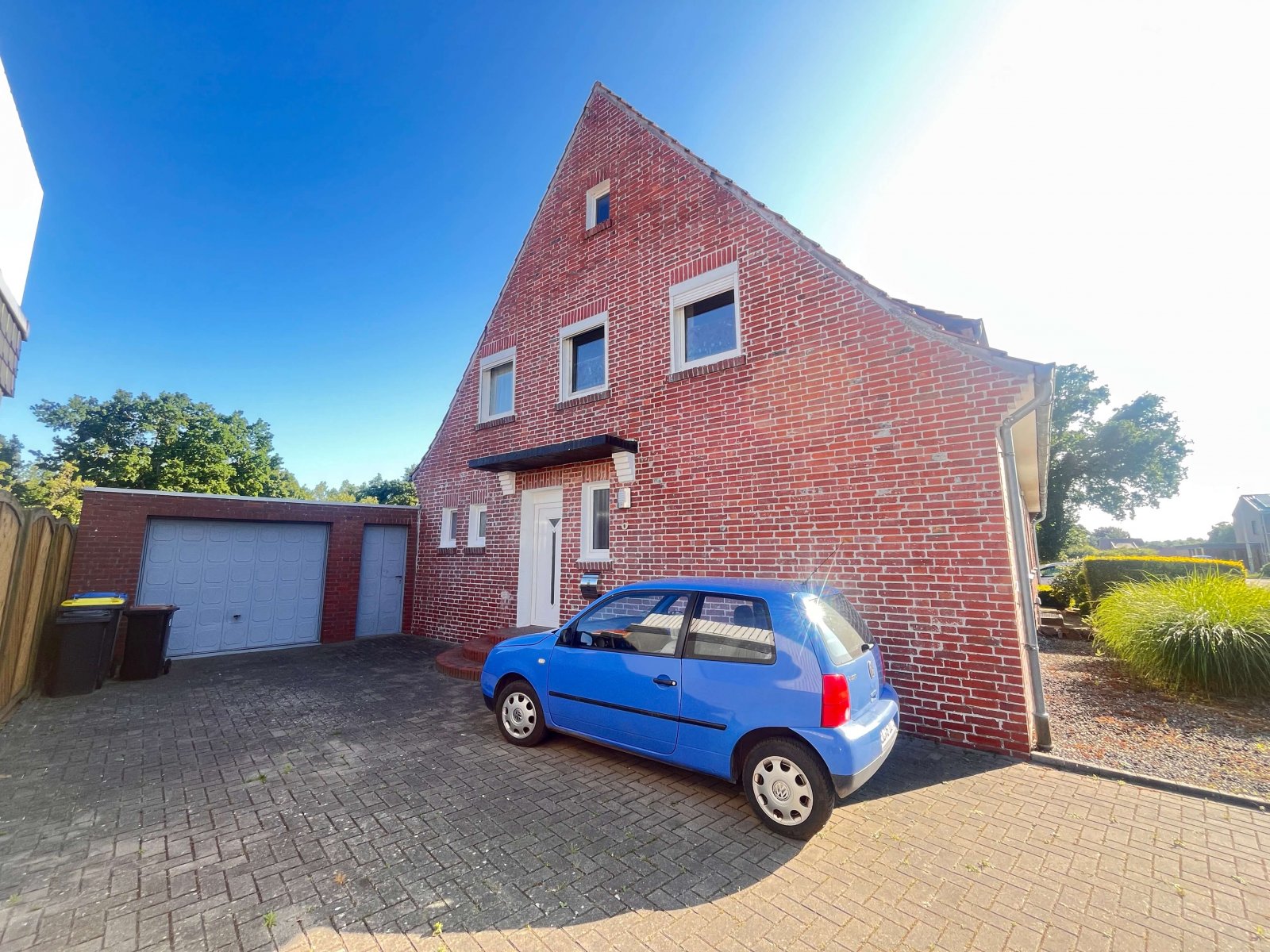 Garage und Zufahrt