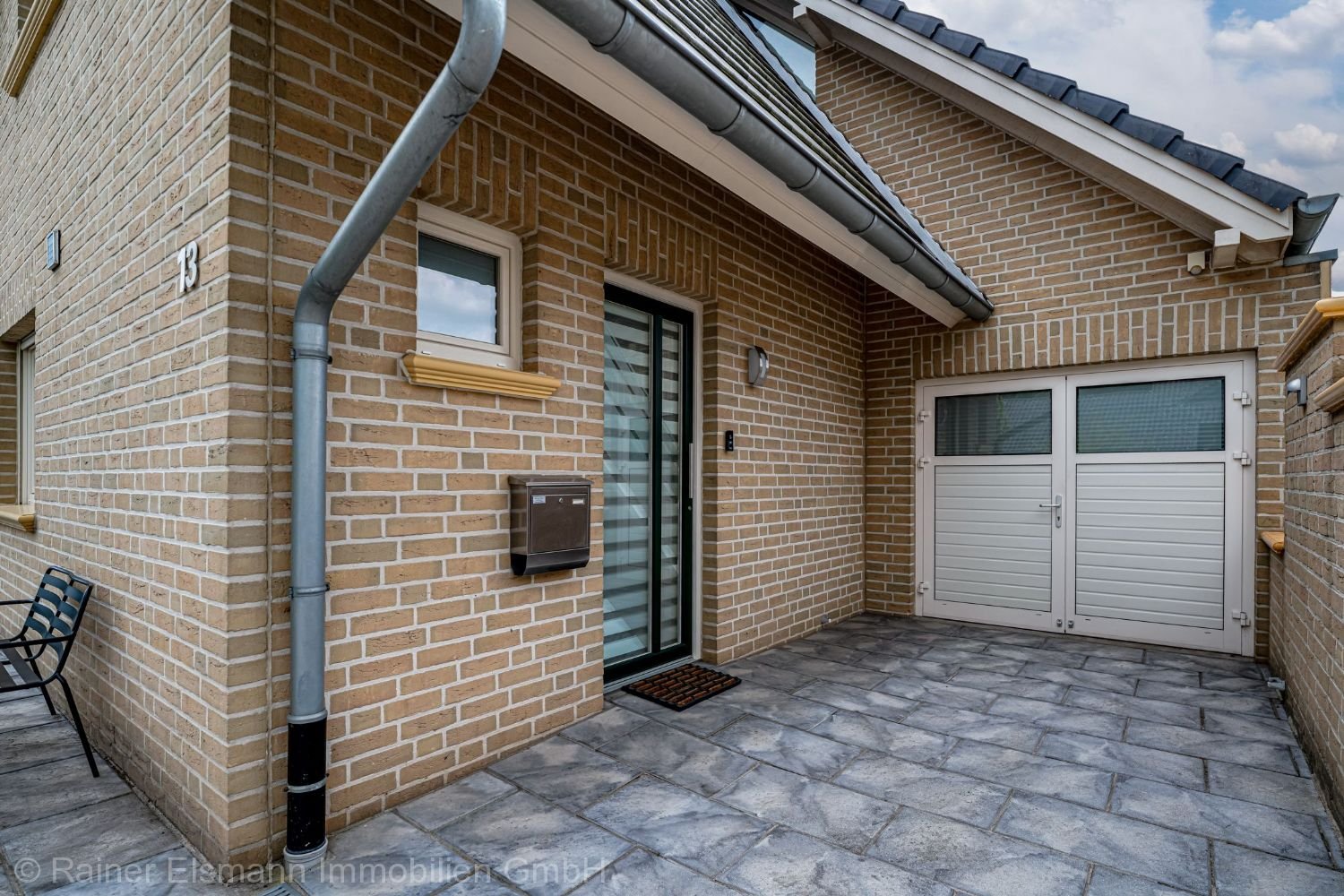 Eingangsbereich mit Garage 