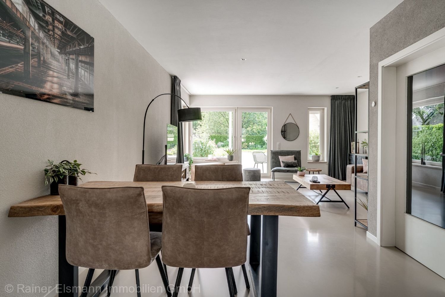 Essbereich mit Blick Wohnzimmer