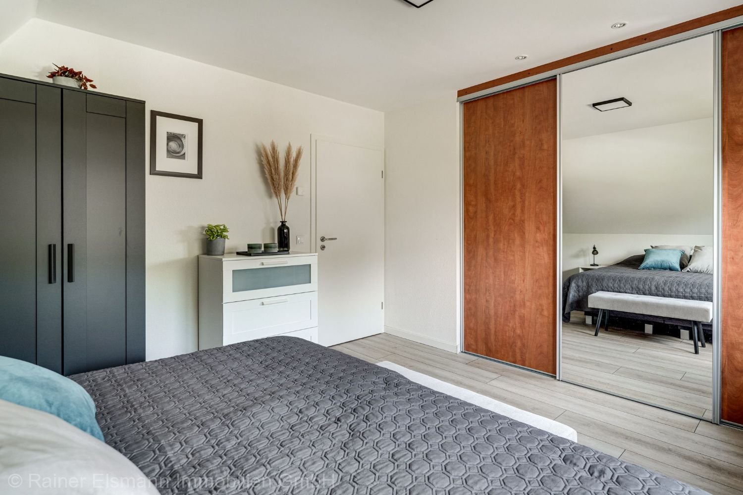 Zimmer 1 mit Einbauschrank 