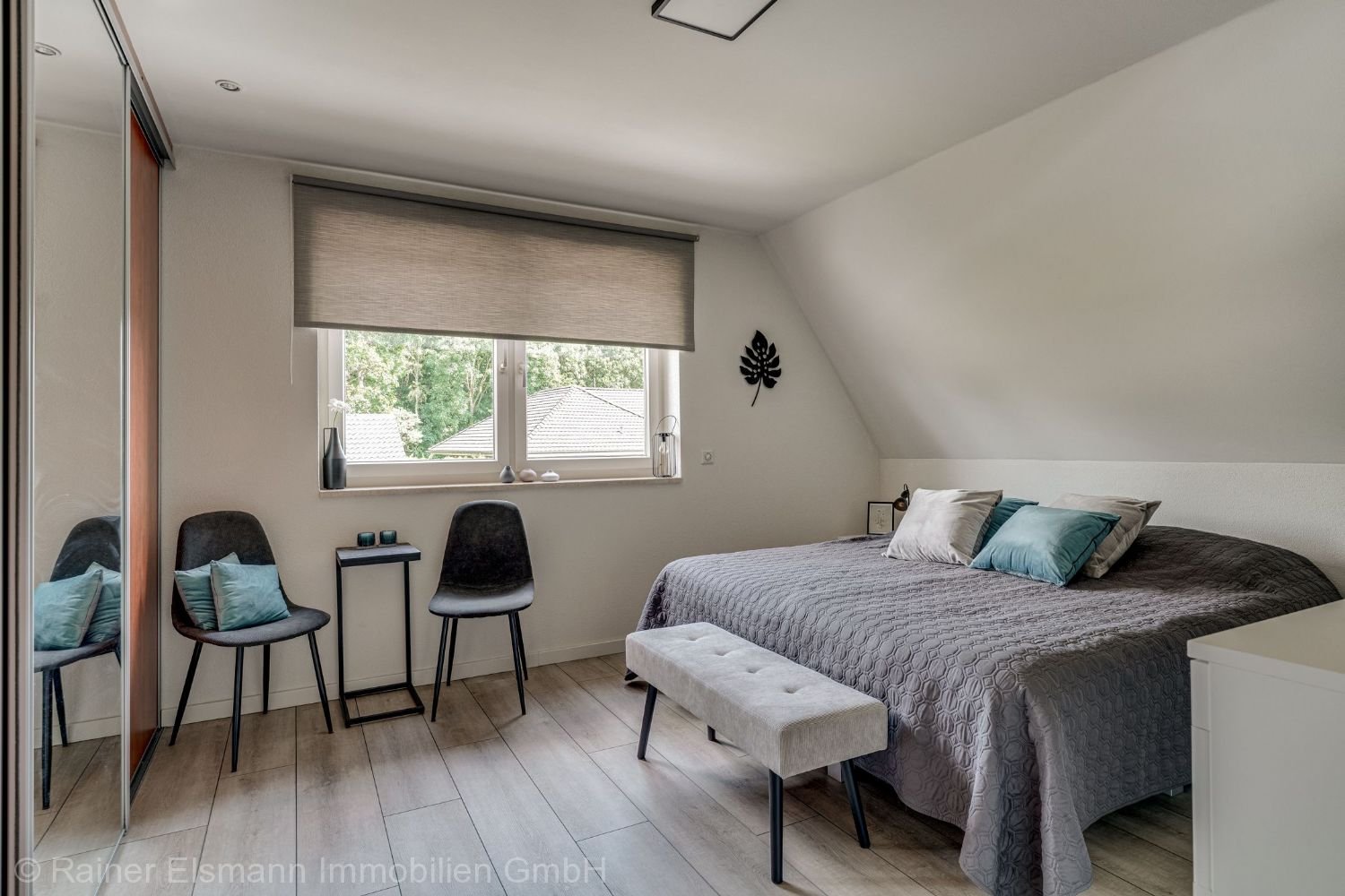 Zimmer 1 mit Einbauschrank 