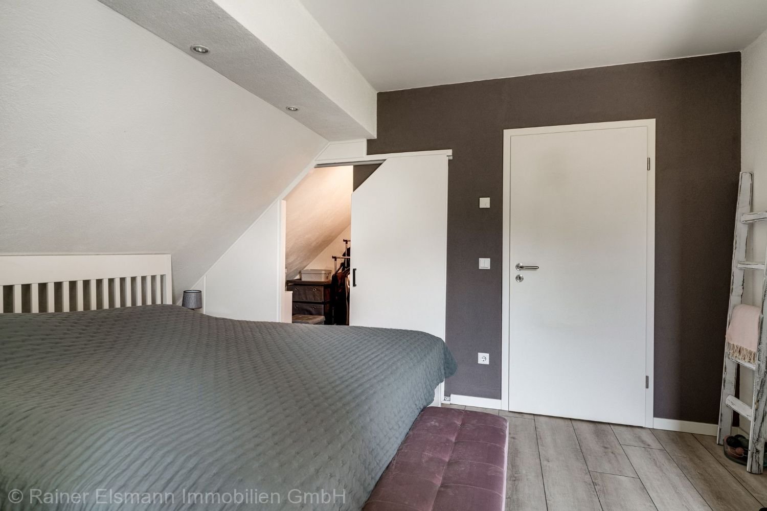 Zimmer 2 mit Abstellraum / beg. Kleiderschrank