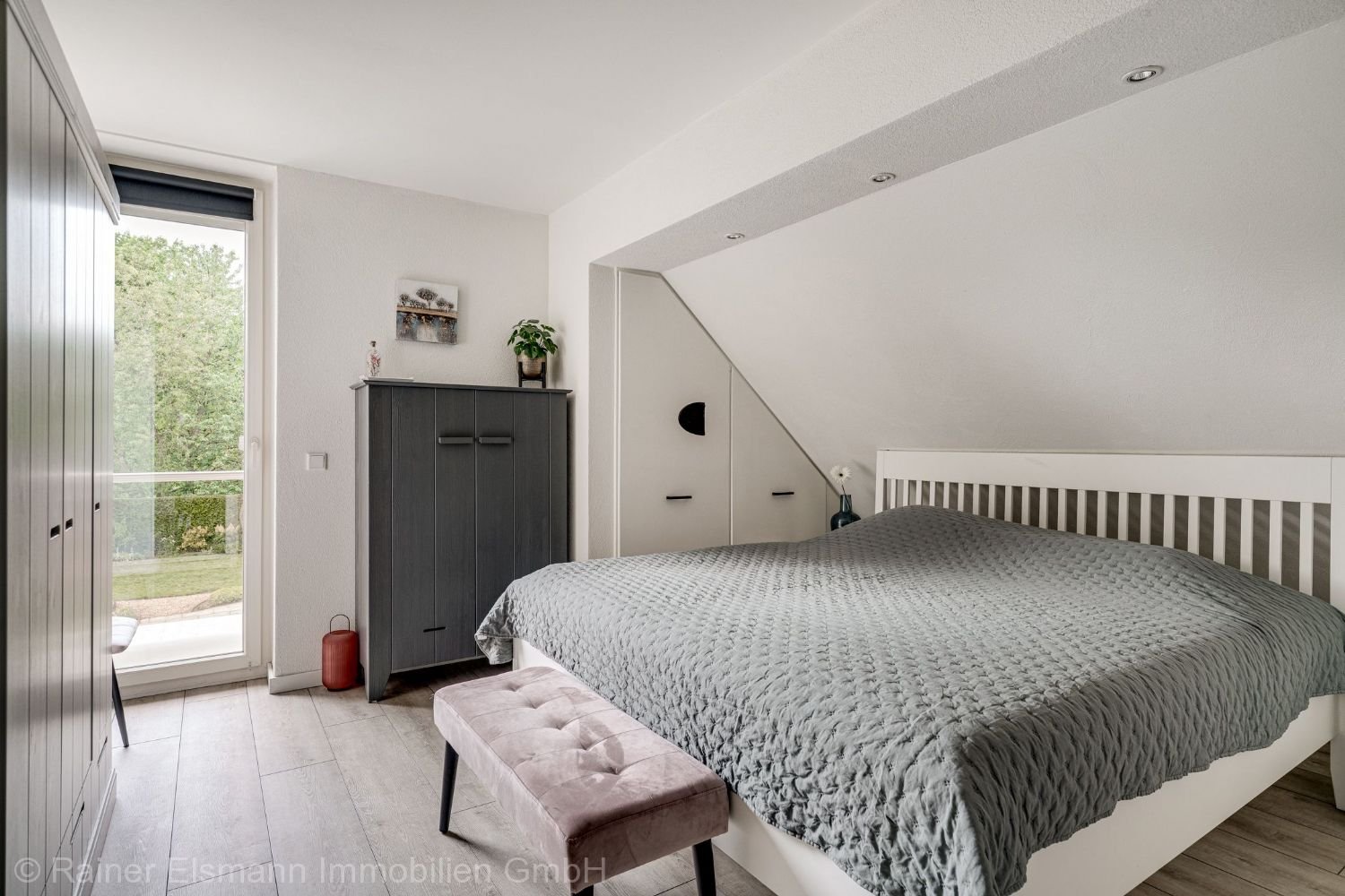 Zimmer 2 mit Abstellraum / beg. Kleiderschrank