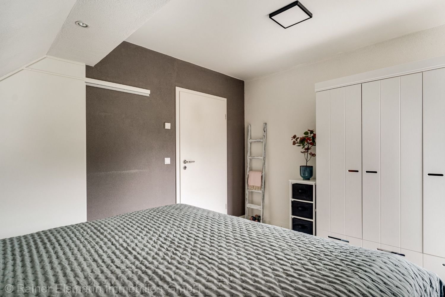 Zimmer 2 mit Abstellraum / beg. Kleiderschrank