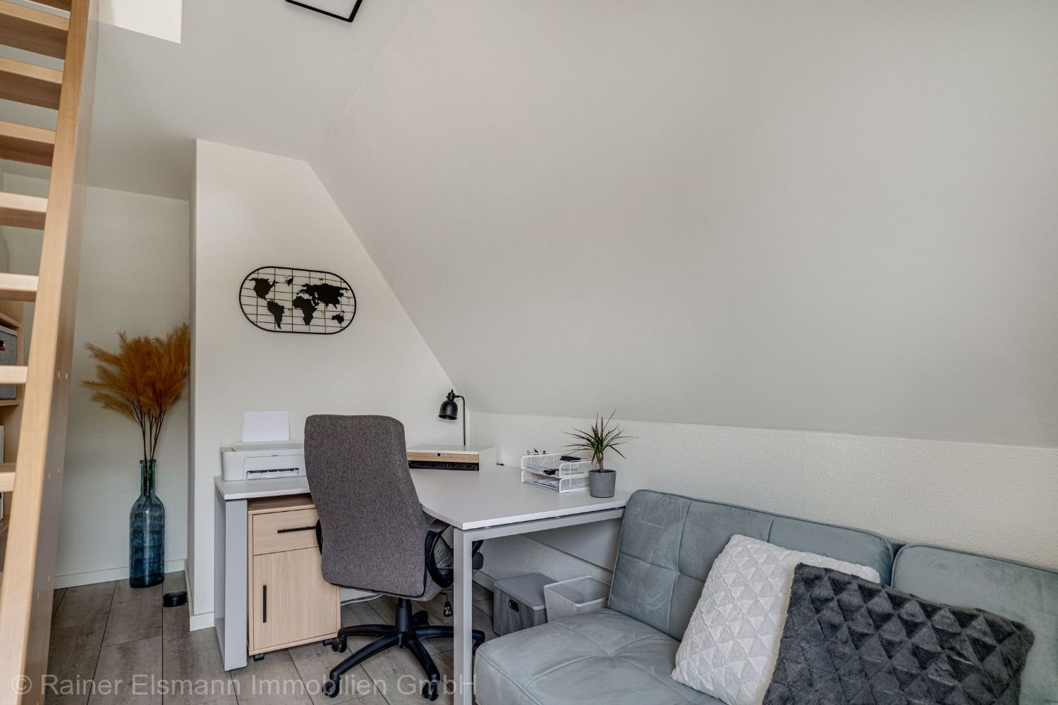 Zimmer 3 mit Treppe zum Spitzboden 