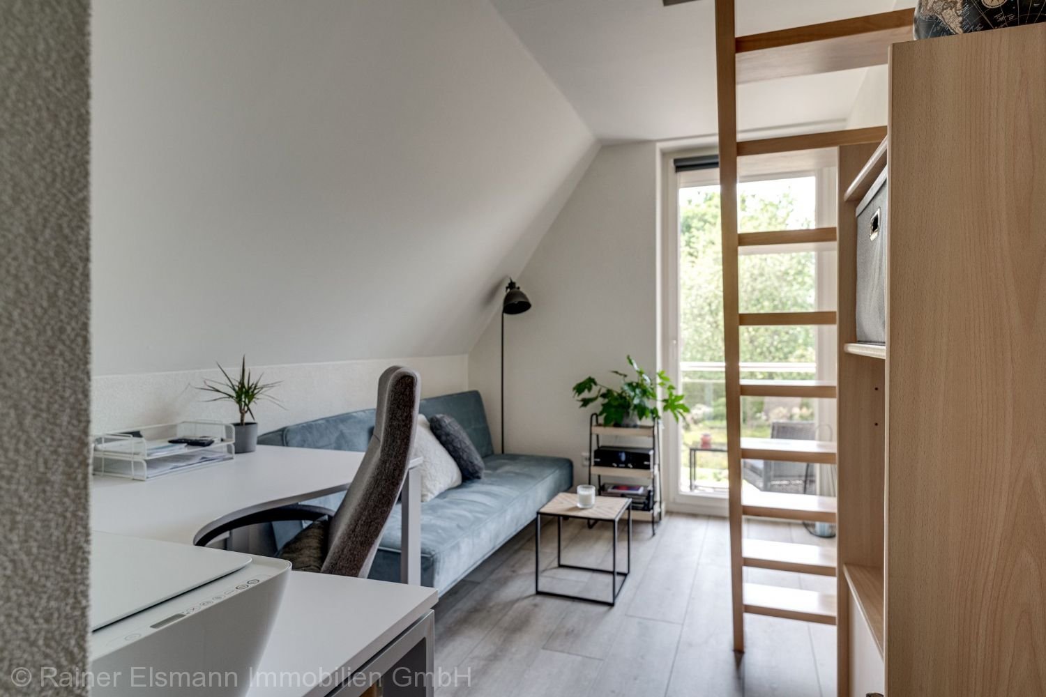 Zimmer 3 mit Treppe zum Spitzboden