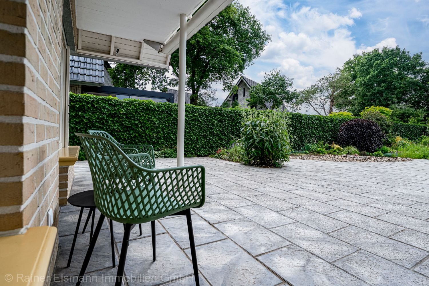 Terrasse teilweise überdacht 