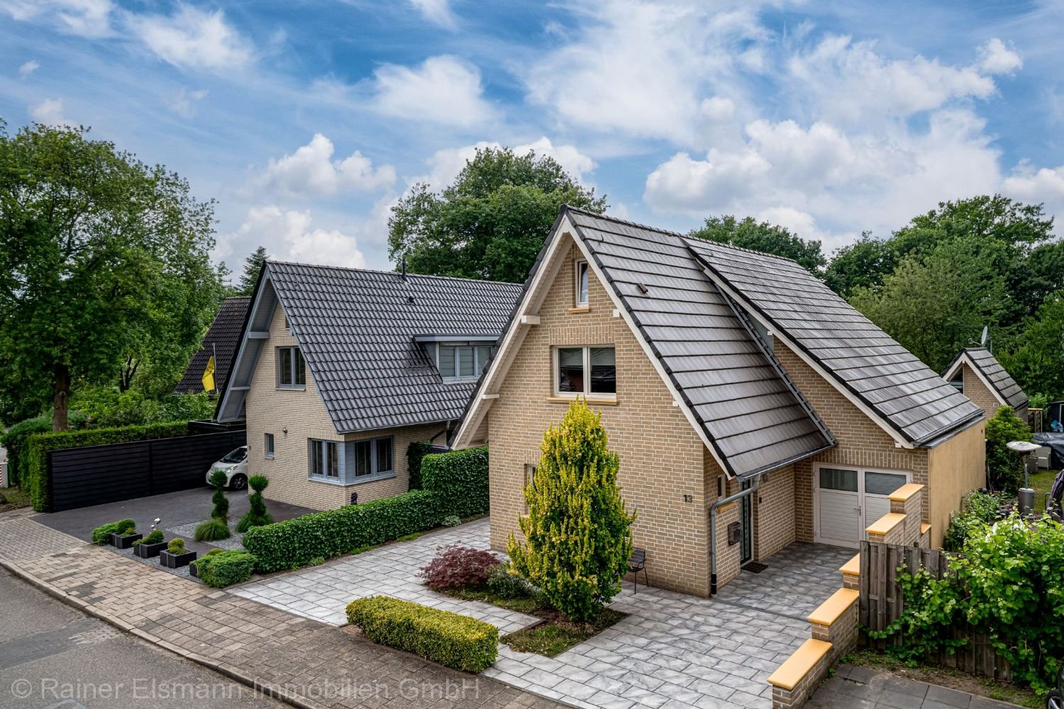 Vorderseite mit Garage 