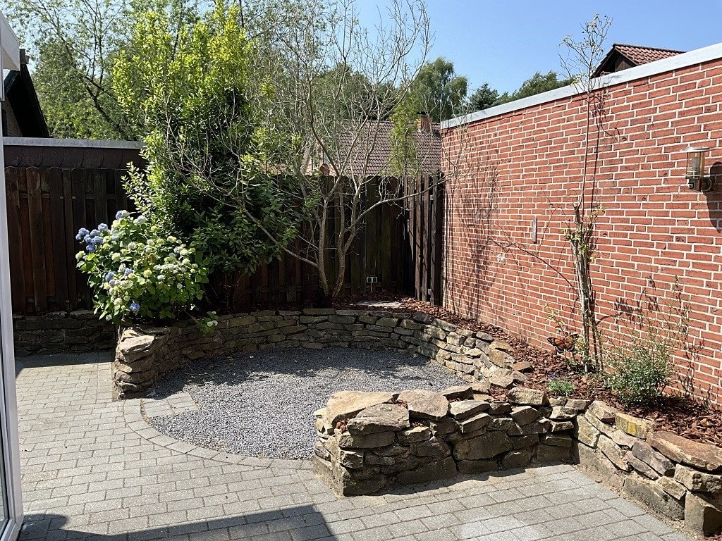 Sitzplatz im geschützten Garten