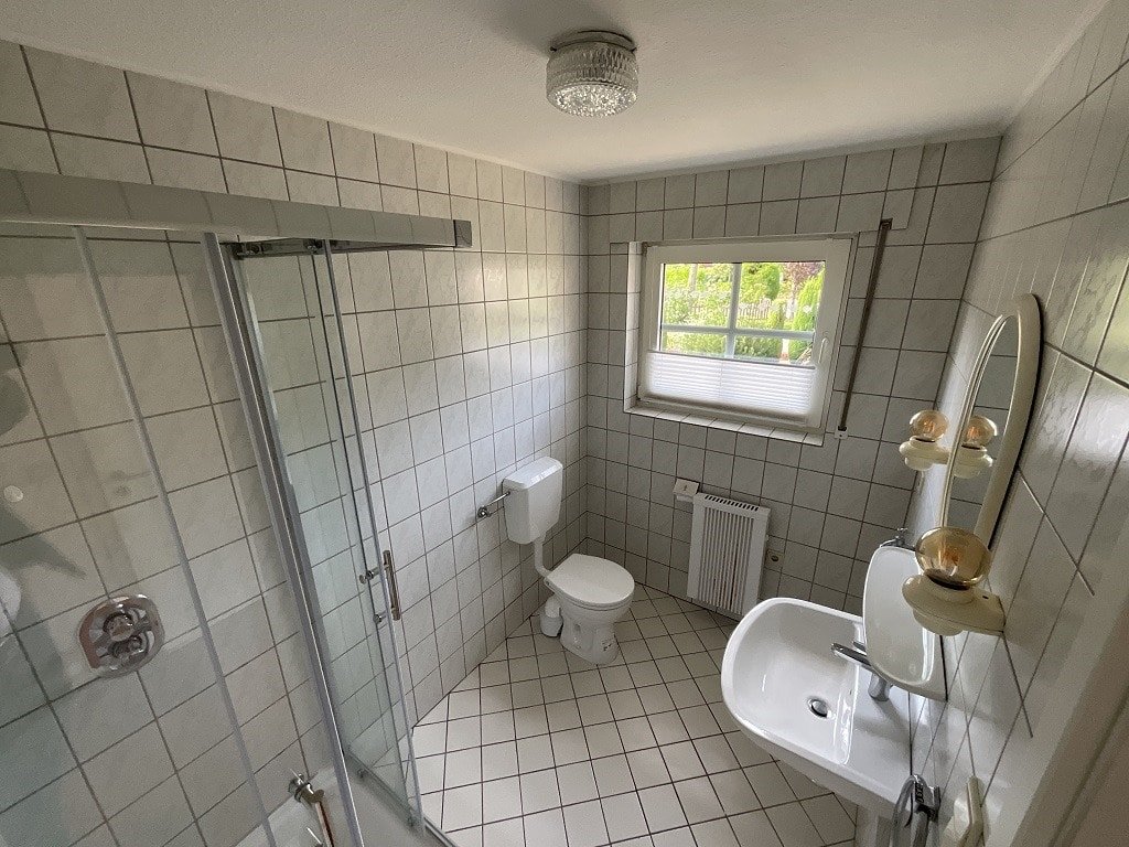 Badezimmer mit Dusche im EG